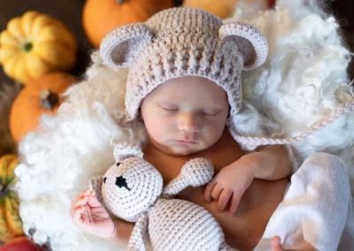Herbstliche Baby-Fotosession: Friedlich schlafendes Baby im Fotostudio