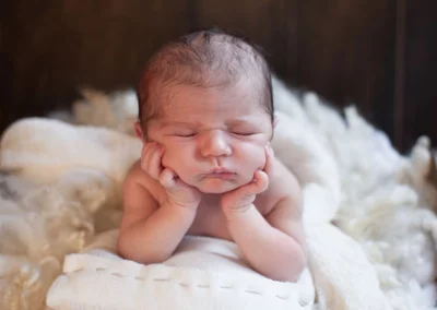 Entzückendes Neugeborenen-Foto: Baby in niedlicher Froschpose